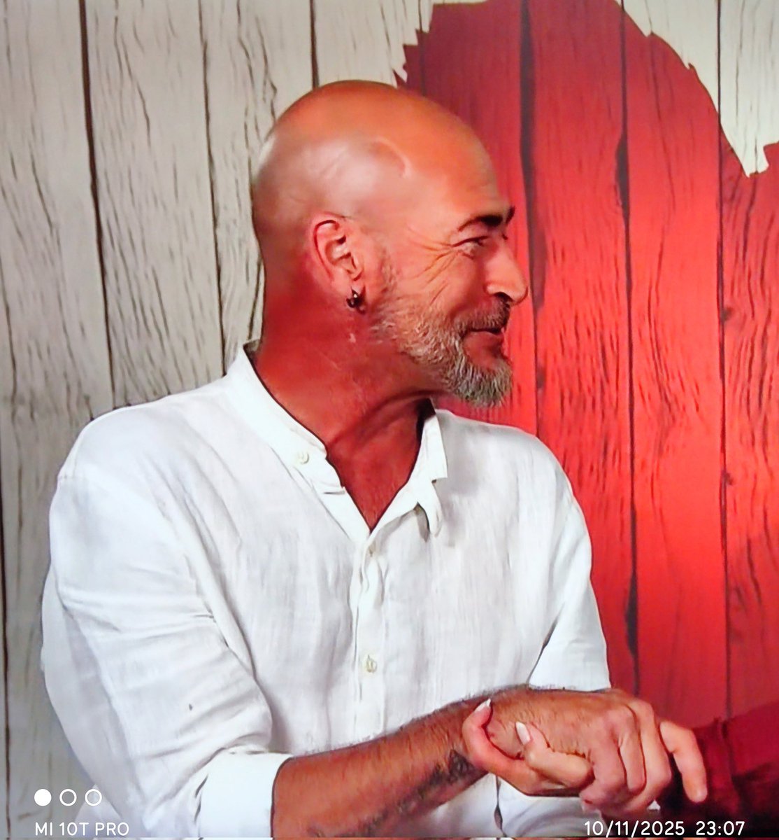 yosoymismamente's tweet photo. Sí, sí... distinto a los monjes "yo fumo, yo bebo, yo...." no digas más, lo hemos notado 😂 #firstdates10n https://t.co/slD3Zoxarm