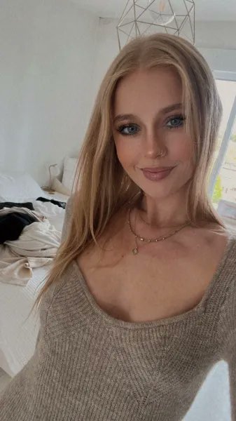 carolevr_'s tweet photo. Spoil me and I'll spoil you back 👑💅🏻 https://t.co/F3ChGhhTI9 https://t.co/0RADgATyzd