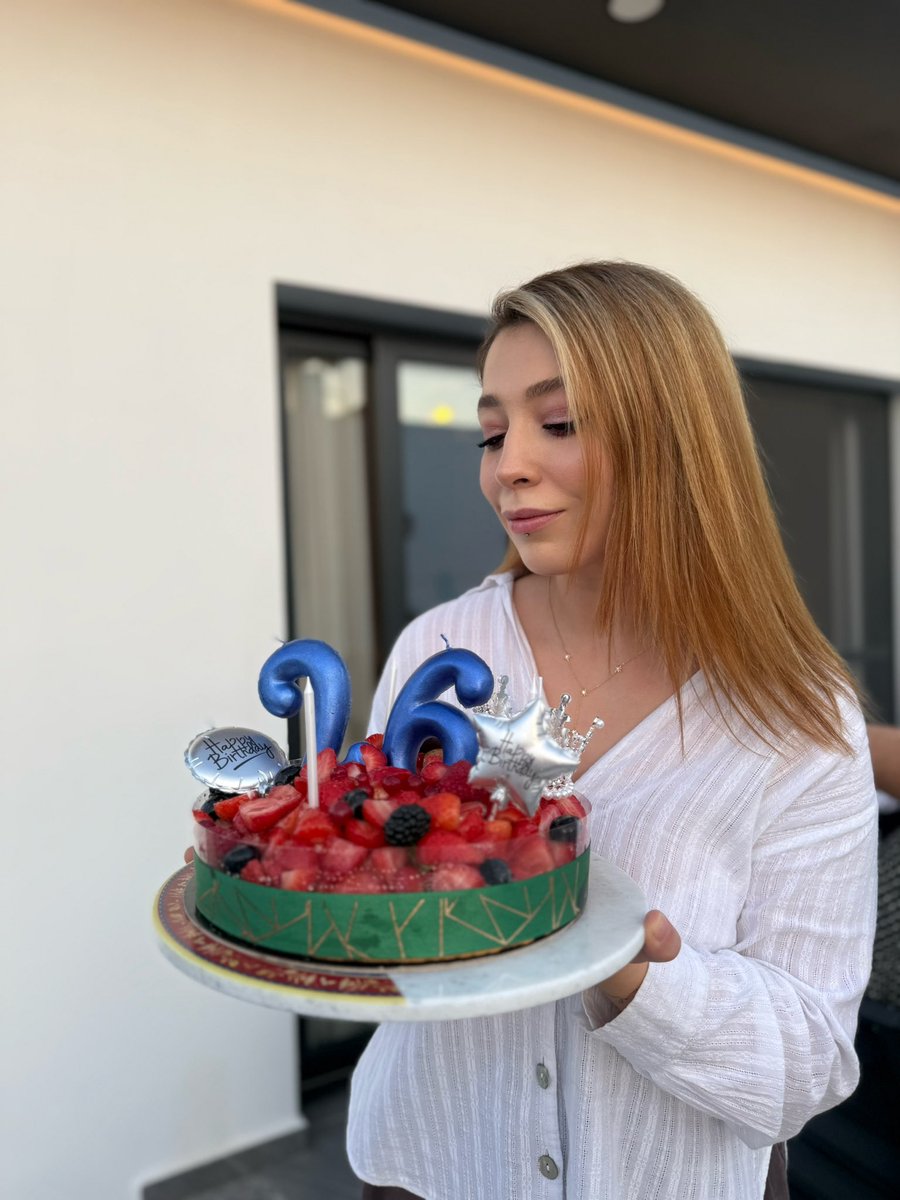 shanyrrian's tweet photo. sarı laleler, mükemmel el yapımı pasta, en sevdiğim limon ağacı.. her şeyi en ince detayına kadar düşünen sevgilime bir kez daha aşık oldum ben 🧡 https://t.co/hyzYsOJle5