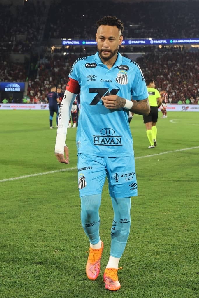 🚨 𝗦𝗧𝗔𝗧: Neymar Jr. for Santos this season:

• 23 matches
• 9 wins
• 6 draws
• 8 defeats
• 71 minutes per game
• 6 goals
• 3 assists

Santos are currently in relegation zone with 6 matches to go.

> SH