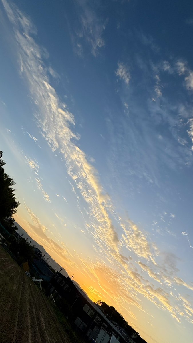 bobma_san's tweet photo. 2025年11月11日 火曜日

おはようございます

スッキリ秋晴れの朝空
寒いけど気持ち良くウォーキング出勤です https://t.co/ldzhQS6FjX