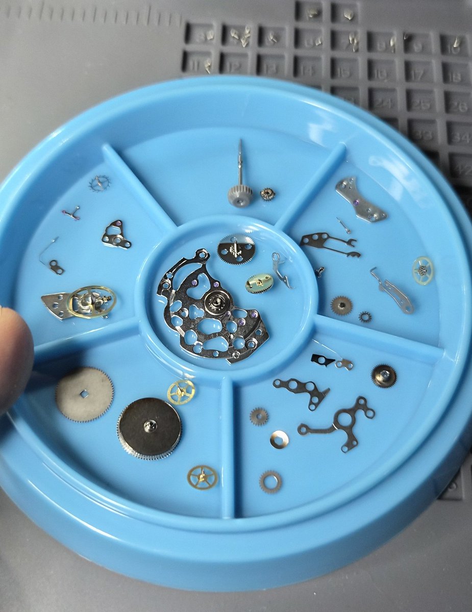 LFG watchmaking!!
Let's see if I can put this automatic movement back together 😂👊