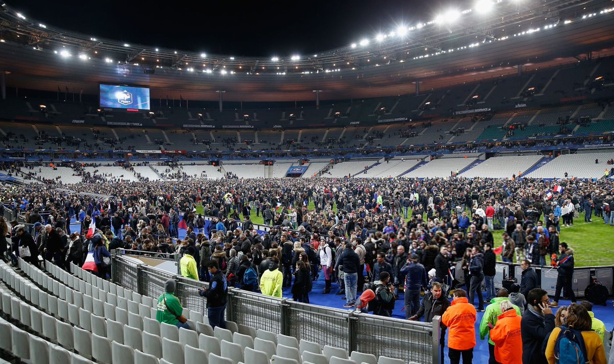 VibesFoot's tweet image. 𝟭𝟯 𝗡𝗢𝗩𝗘𝗠𝗕𝗥𝗘 𝟮𝟬𝟭𝟱 - 𝗡𝗜 𝗢𝗨𝗕𝗟𝗜, 𝗡𝗜 𝗣𝗔𝗥𝗗𝗢𝗡. 🌹🇫🇷

Il y a 10 ans, la ville de Paris était frappée par plusieurs attentats terroristes.

Nos pensées vont aux victimes, à leurs proches et aux rescapés, dont la vie a été à jamais marquée par cette tragédie.