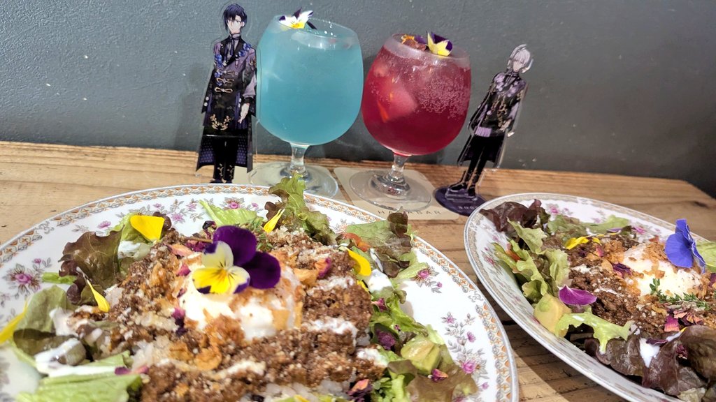 a_p_r_i_c_0_t_'s tweet image. サモちゃんと奇跡のopus併せ💐
たぶん私たちの服や持ち物を見て、ごはん上の🌼の色を選んでくれた気がする🥰
今度はクリームソーダ目がけて行きたい😌✨