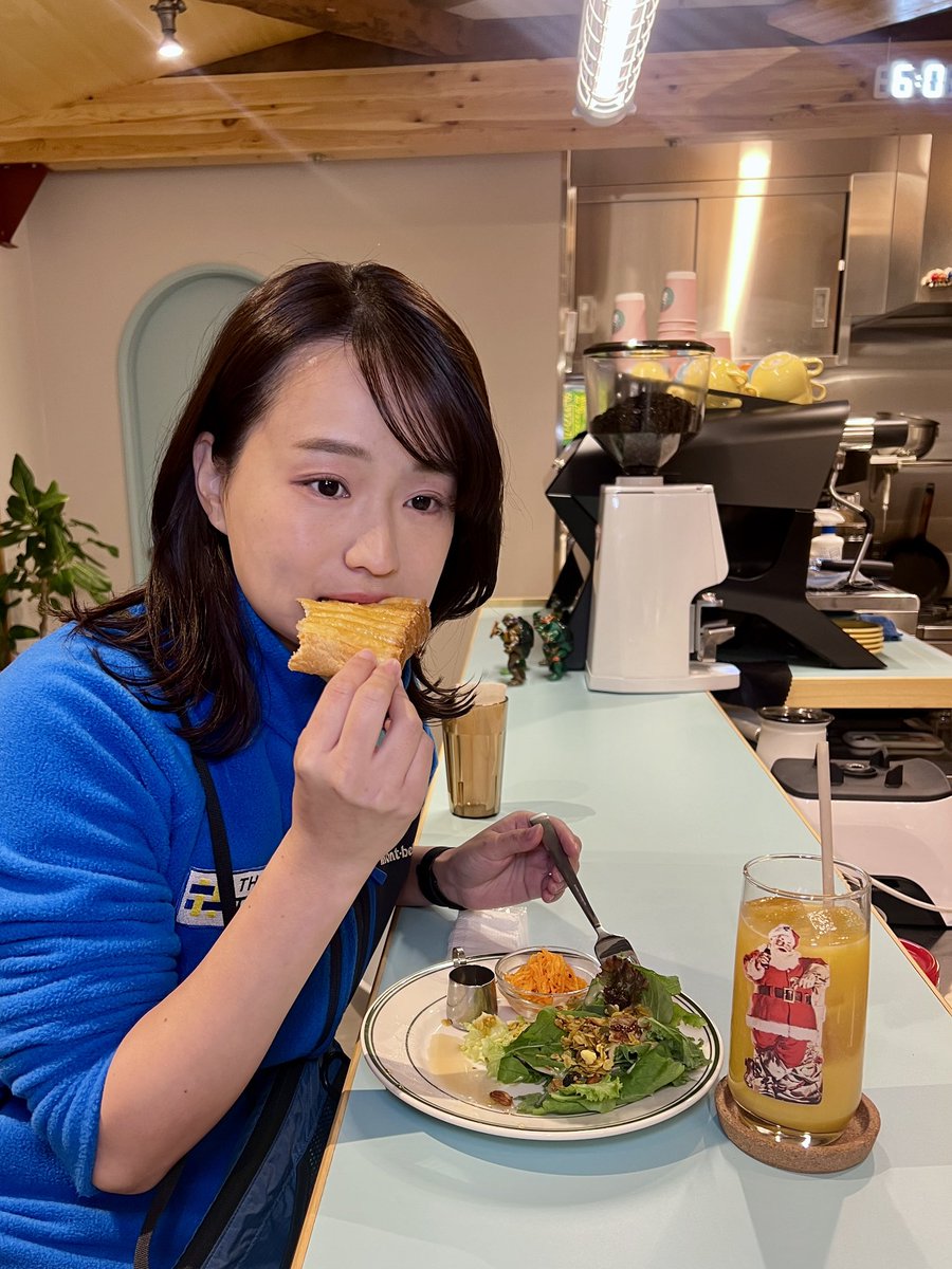 早朝グルメ☀️
東京・高円寺
UPLIFTへ！
アメリカンポップなカフェ。
チーズトーストプレート😋
カリッと焼いたチーズトーストにメープルシロップ！甘さと塩気のハーモニー。
キャロットラペ、特製のカレー風味グラノーラがかかったサラダも絶品！
ヴィンテージグラスでジュースを頂く🍹
#thetime_tbs