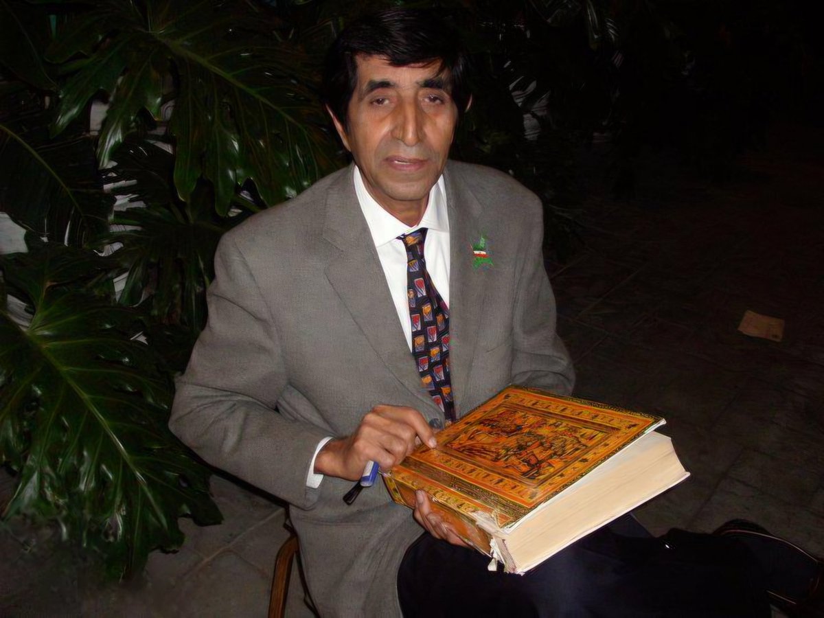AvayeBuf's tweet photo. #بهرام_مشیری درگذشت 
ملتی که مرگ منتقدانش را با شوخی، سکوت یا نفرت می‌گذراند، در واقع مرگ خویش را جشن می‌گیرد.
مشیری رفت، اما مسئله او هنوز زنده است:
ترس از تفکر مستقل.
تا وقتی عقل، جرم است و ایمان، ابزار قدرت،
روشنفکر در ایران همیشه در تبعید خواهد بود.
#روشنفکری #ایران #مشیری https://t.co/pMQO62z3HE