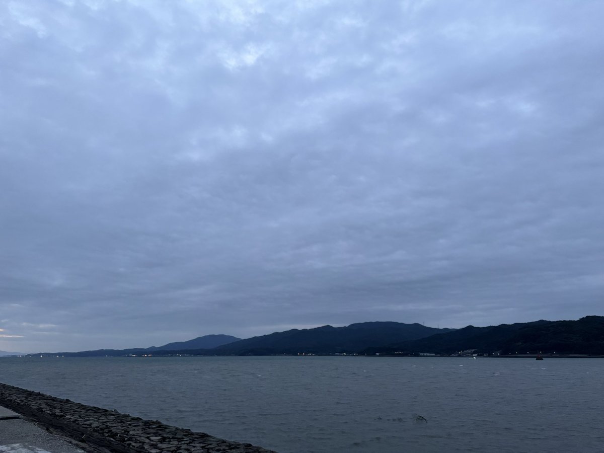 今朝は冷え込む予報だったので、マフラー・手袋・ダウン着て歩きました。

毎日同じ時間帯に歩くと、季節の移り変わりがよくわかります。

今日も良い1日を♪