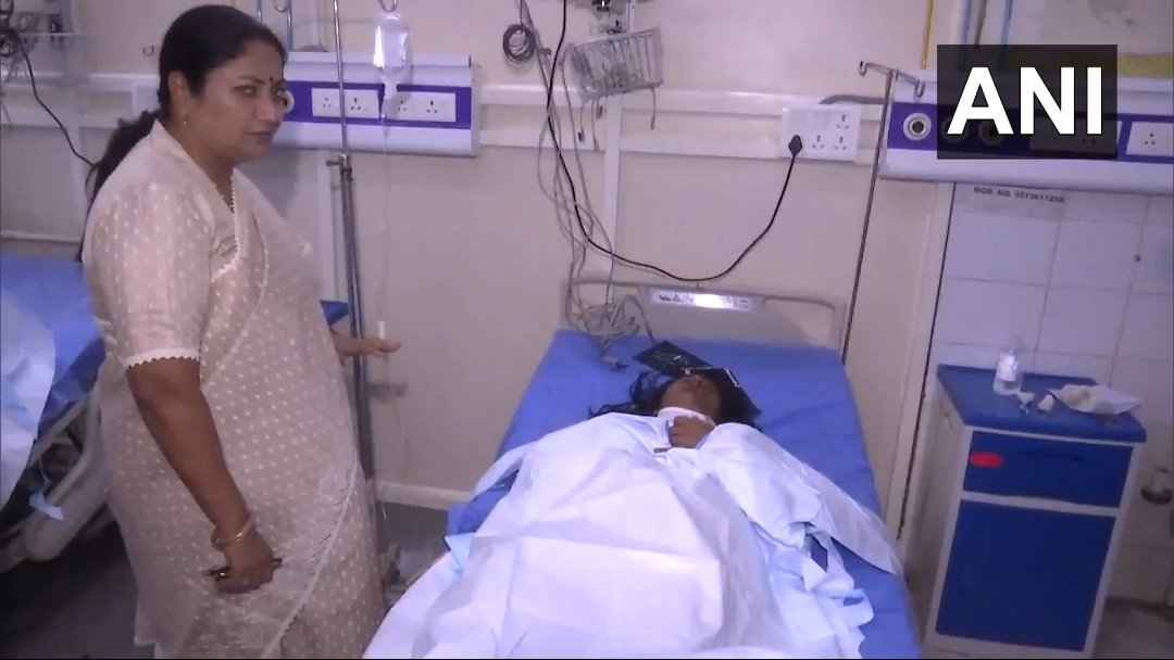 Lights. Camera. Sympathy. 🎬
Delhi blast victims deserve care, not camera moments.
#DelhiBlast #Accountability