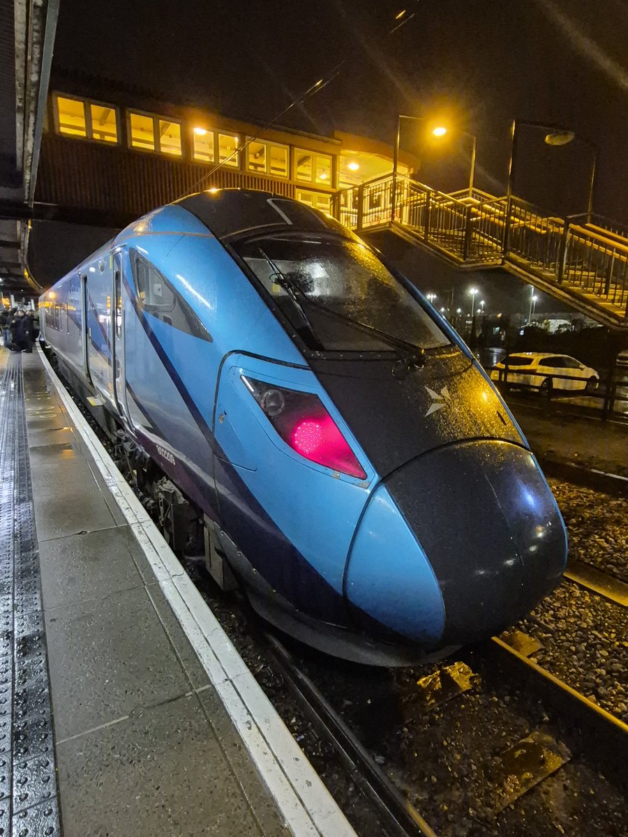 Westfield113594's tweet image. The back of 802 209 at York Railway Station, about to take me back to Liverpool Lime Street on 19th October 2025, my pic 
#class802 #transpennineexpress #yorkrailwaystation