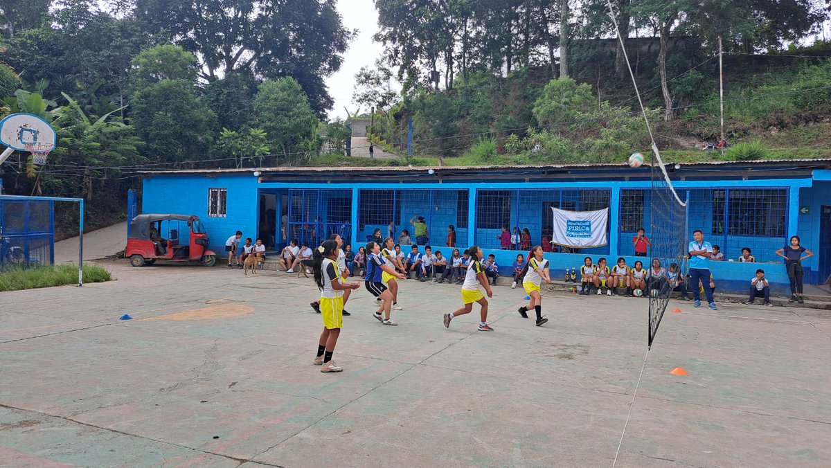 La Escuela de Iniciación Deportiva de Olopa, #Chiquimula, desarrolló un festival deportivo de voleibol, con la participación de estudiantes de la EORM Tituque y del Colegio Fe y Alegría del mismo municipio.
La actividad contó con la presencia de 80 niños y niñas.