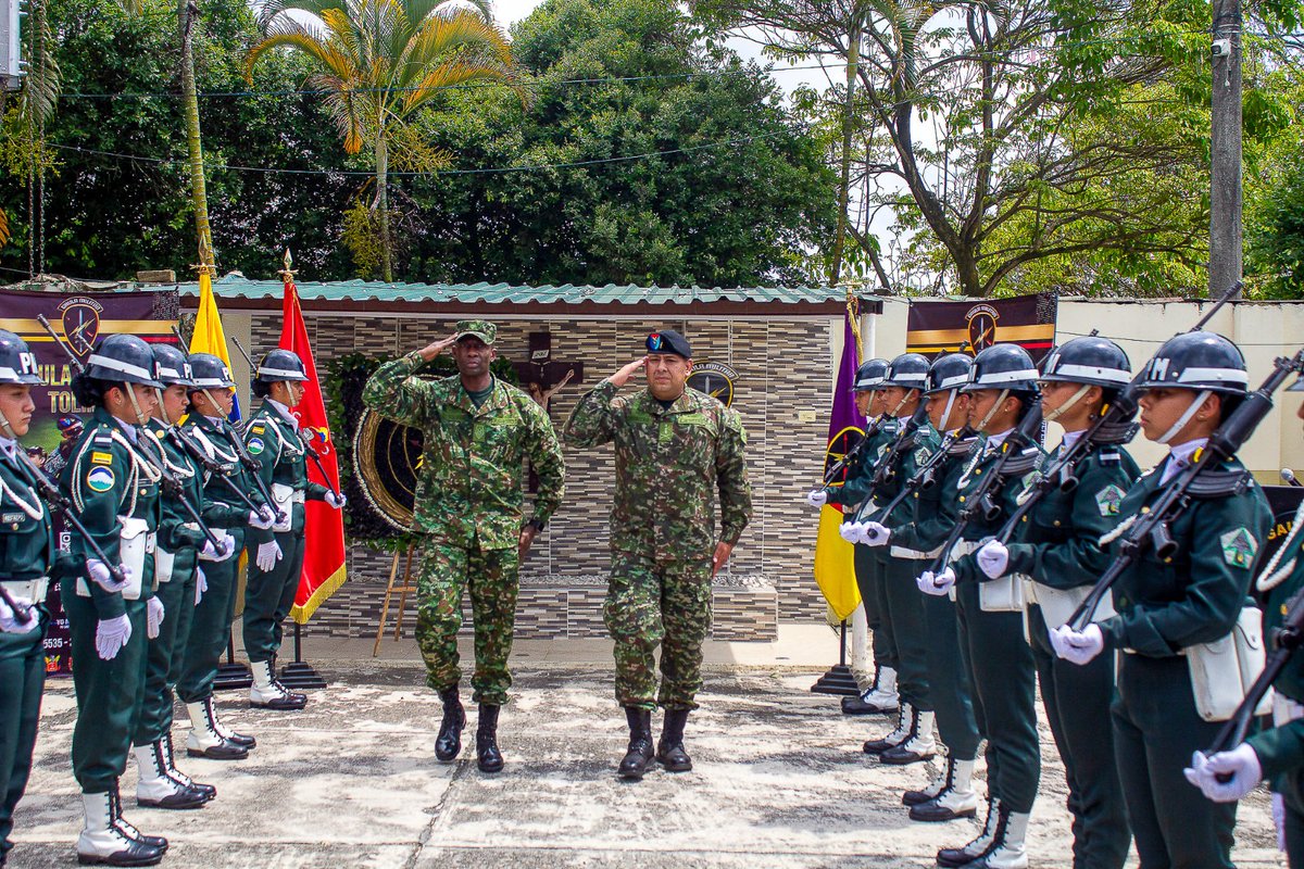 Ejercito_Div5's tweet photo. 🚨PÁGINA WEB QUINTA DIVISIÓN 

@GaulaMilitares 25 años protegiendo la libertad personal de los tolimenses.

Desde 2010, esta unidad élite combate el secuestro y la extorsión con operaciones contundentes y campañas preventivas como #YoNoPagoYoDenuncio ☎️147.

🇨🇴 11 capturas por extorsión, 6 por homicidio y neutralización de cabecillas disidentes confirman su compromiso 24/7 con la seguridad.

#YoNoPagoYoDenuncio 

🔗 https://t.co/T96KQKLy7x