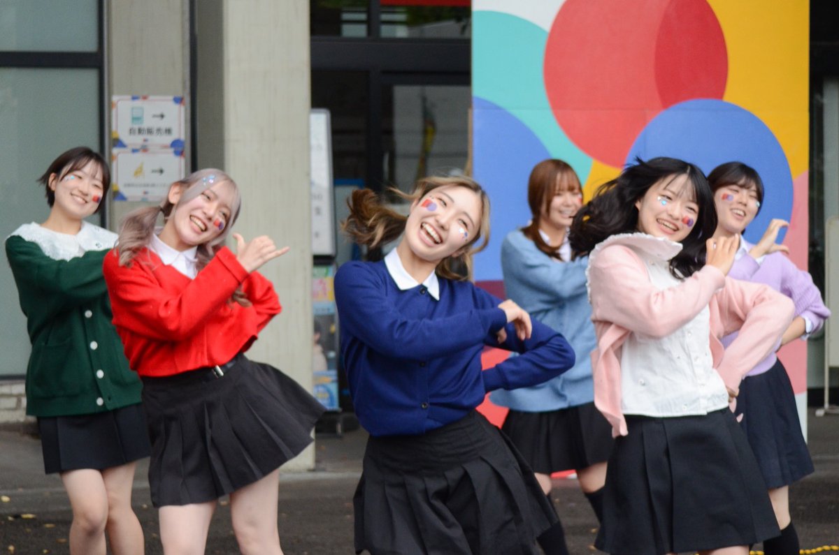 wsdfm's tweet photo. 早稲田祭2日目の11月2日に、31号館前にてフラッシュモブを行いました！
“かわいい💖”をテーマに、エネルギー全開のパフォーマンスで早稲田祭をさらに盛り上げました🔥
チーム一丸となって作り上げた、元気と笑顔いっぱいのステージです✨ https://t.co/dwceDzribR