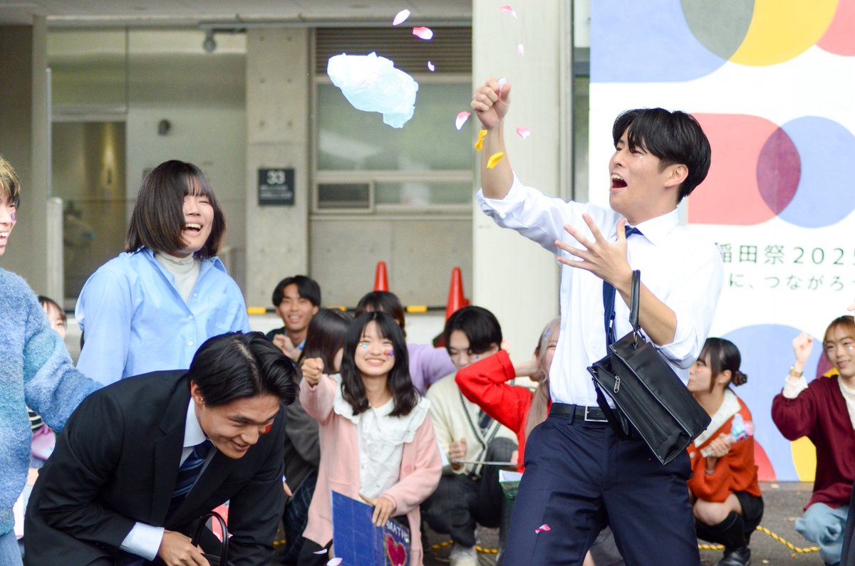 wsdfm's tweet photo. 早稲田祭2日目の11月2日に、31号館前にてフラッシュモブを行いました！
“かわいい💖”をテーマに、エネルギー全開のパフォーマンスで早稲田祭をさらに盛り上げました🔥
チーム一丸となって作り上げた、元気と笑顔いっぱいのステージです✨ https://t.co/dwceDzribR
