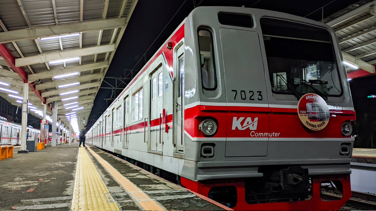 MusashinoLine5F's tweet photo. 昨夜は東京メトロ7000系のラストランを撮りに行ったんだけど、ちょっと遅れて来ちゃってJR203系のラストランは撮れなかった。夜なのに、ラストランを待つファンたちはみんな最後までちゃんと待ってて、本当にすごかった。 https://t.co/RQaslI6mN9
