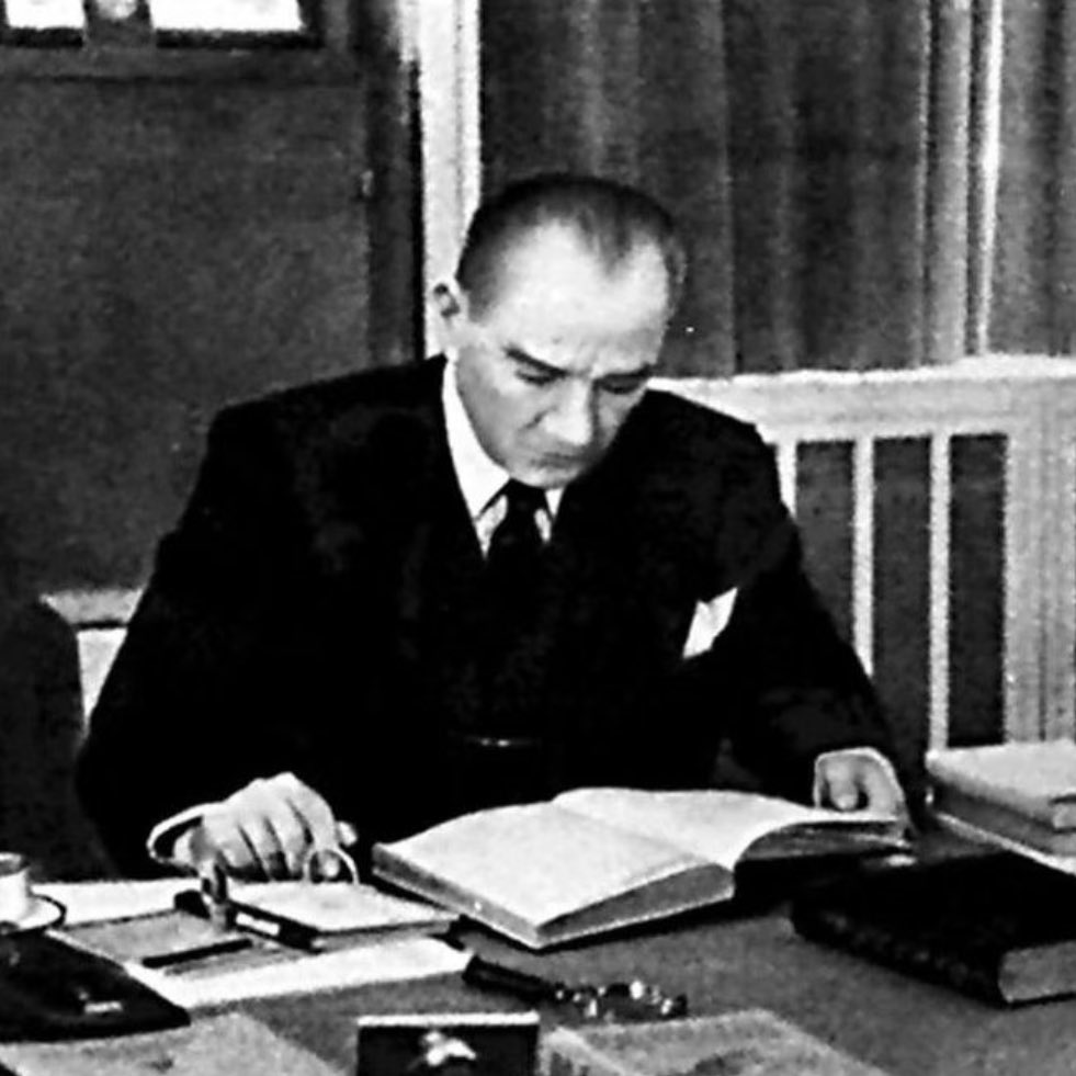 Atatürk’ün Voltaire okurken altını çizdiği not:

“Bir arkadaşa ihtiyacım var. Şimdiye kadar hiç olmadı. Kalbimin ihtiyacı var…”