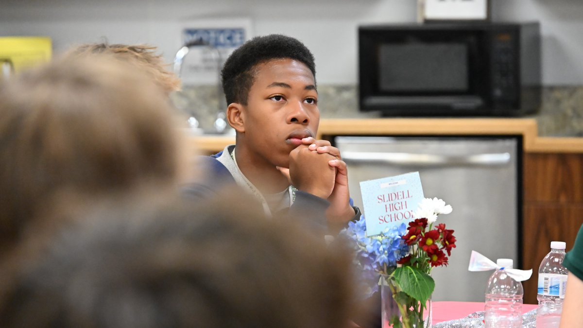 Members of NAMI SELA met with the Superintendent’s Student Advisory Council at Pearl River High for a meaningful conversation about supporting others and addressing the everyday challenges students face. See and learn more at stpsb.org/StudentAdvisor…

#STPPSLaunchingExcellence