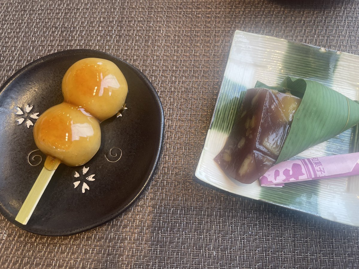 ハーフマラソン走ってきたよって画像上げようと思ったら食べ物しか撮ってなかった⊂((・x・))⊃
こちらは近くの和菓子屋さんの玄米だんごと栗小豆わらび笹づつみ。
後半シューズの底が剥がれて何度も滑ってコケそうになりましたが、1キロ平均5分切るペースでまあまあ押していけたので満足です(◜ᴗ◝ )