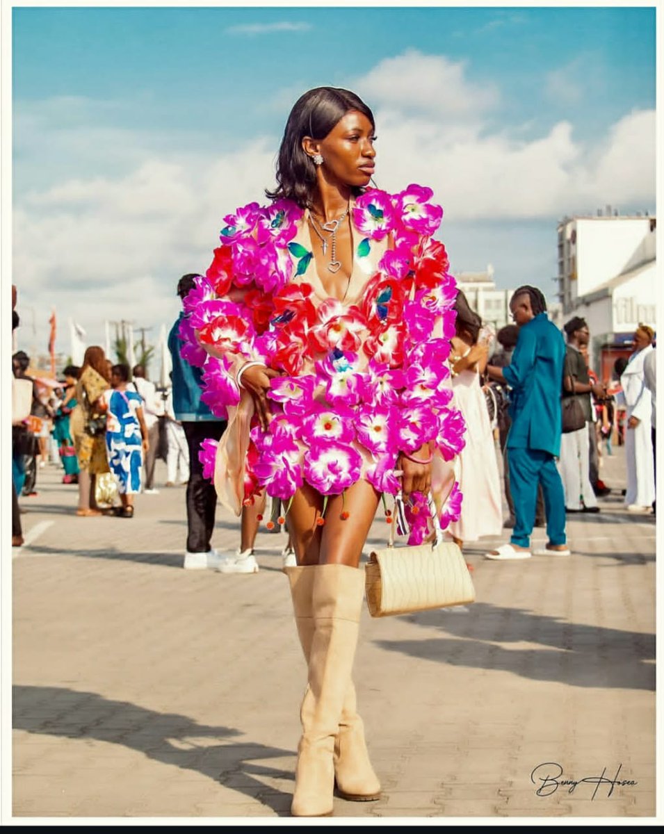 melaningemma's tweet photo. Still not over this look from GTCO Fashion Weekend.
Draped in florals and attitude.✨🌸💖Own the moment, turn the walkway into a runway.
A walking garden of confidence and unapologetic style🤌🏽💕 #gtcofashionweekend #modellife https://t.co/oO2UxZuntL
