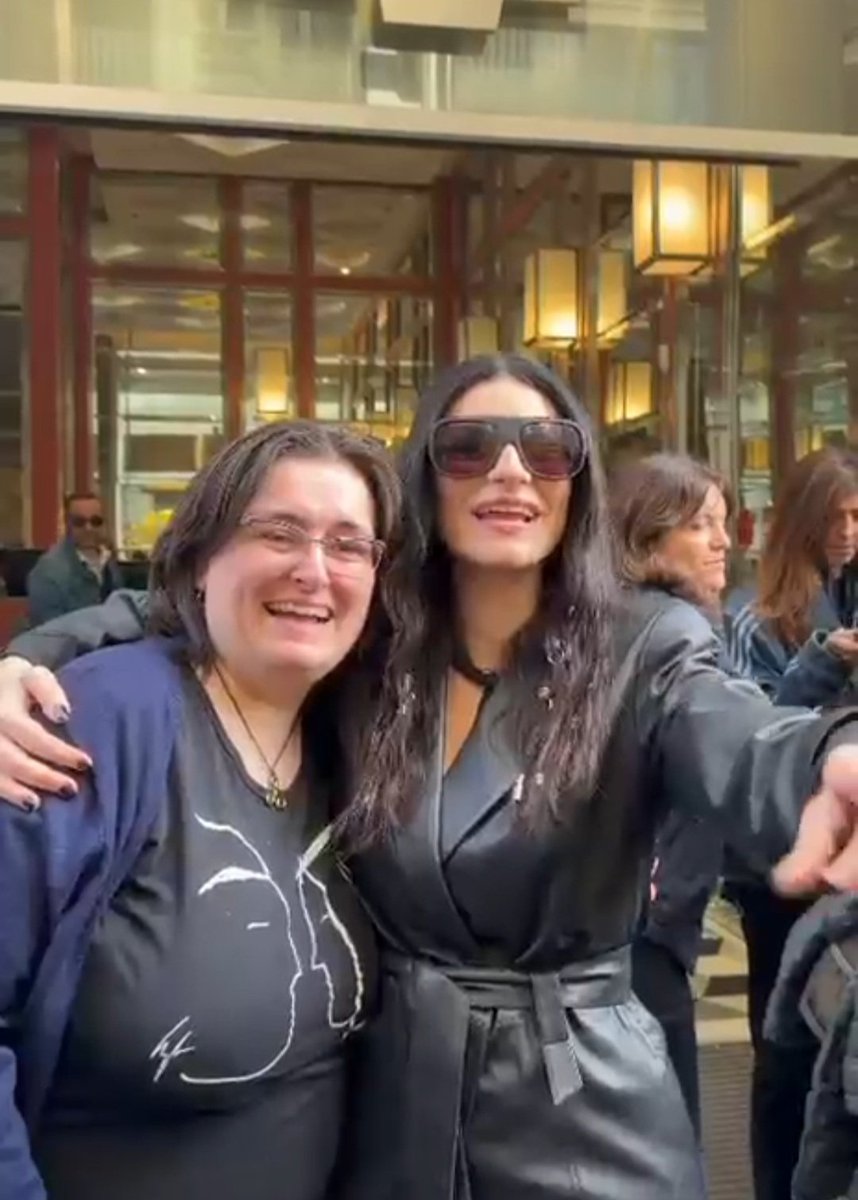 10/11/06 IO CANTO 💜 homenaje a canciones por <a href="/LauraPausini/">Laura Pausini</a> lloro con IO CANTO una oda a la vida,a la esperanza 💚 10/11/25 sabemos el dúo de YO CANTO 2 en español
Mi psicóloga me pidió una línea de vida y siempre aparece ELLA desde 1994 SÍ una cantante puede ser medicina 💜TVB