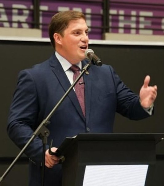 CuartoPoder_Py's tweet photo. 🔴DENTRO DEL OFICIALISMO SURGE LA OPCIÓN DE MAXI AYALA PARA LA INTENDENCIA DE ASUNCIÓN 

◾Dentro del Partido Colorado, el nombre de Maxi Ayala gana fuerza como posible candidato a intendente de Asunción. Su gestión al frente del @pyregistrocivil lo consolidó como un perfil técnico, con fuerte llegada social y capacidad de gestión comprobada. En menos de un año transformó una institución rezagada en un modelo de eficiencia y cercanía ciudadana, impulsando la digitalización de trámites y programas de impacto nacional como Paraguay Se Casa, iniciativa que se convirtió en noticia positiva a nivel internacional por su impacto social y alcance territorial.

◾Ayala mantiene una estrecha relación con el presidente de la República y con el presidente del Partido Colorado, a quienes acompañó desde la primera hora, así como con el titular de la Cámara de @DiputadosPy y el resto del Comando de Honor Colorado. Fue además el presidente de seccional más joven en la historia del partido y el más joven en ser reelecto, lo que refleja su arraigo dentro de la estructura partidaria.

◾Con ese recorrido, y su perfil de gestor moderno, disciplinado y leal, Maxi Ayala se posiciona como una de las figuras con mayor proyección dentro del oficialismo capitalino.
Vía @OviedoFidel
