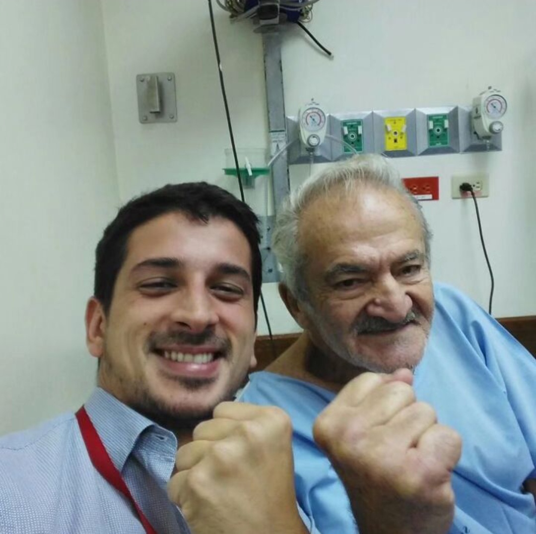 yamnef's tweet photo. Mañana, 11 de noviembre a las 8h05, se realizará la audiencia de apelación de quien fue sentenciado como coautor del asesinato de nuestro hijo. 
Imagino a Jaime Fer como en la foto: invitando a mi papá a hacer puño, como diciendo que todo saldrá bien, que la justicia prevalecerá y la sentencia se ratificará. 
Han sido 3 años, 5 meses y 10 días desde que  empezamos a escalar el Everest sin oxígeno, por llevar estos dos procesos a pesar del dolor.
Esperamos que las actuaciones y decisiones del tribunal de esta etapa se den como deben darse: CON JUSTICIA. 
Este no es el caso del "chico del Buijo" sino de Jaime Fernando Villagómez Fayad; un hombre joven con nombre y apellido, lleno de planes y sueños, asesinado por cobardes. Y nosotros, una familia que se ha visto obligada a vivir su duelo entre entre juzgados, fiscalías y audiencias, para obtener justicia. #JusticiaParaJaime #JusticiaParaLasVíctimas #SistemaInfame
