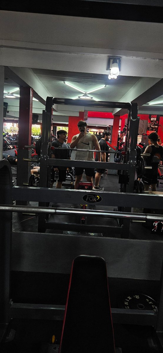 Nada mas lindo que ir a tirar hierros pesados, un hombre sin gym es un ángel sin alas