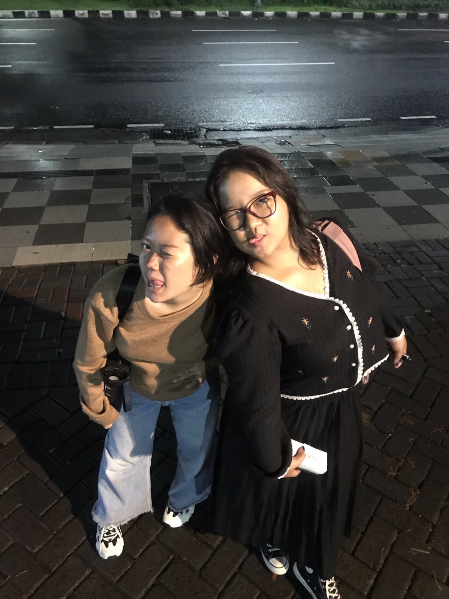 bumblebeebibob's tweet photo. blind leading the blind
love her sm🤍 https://t.co/1hkg6WQGe8