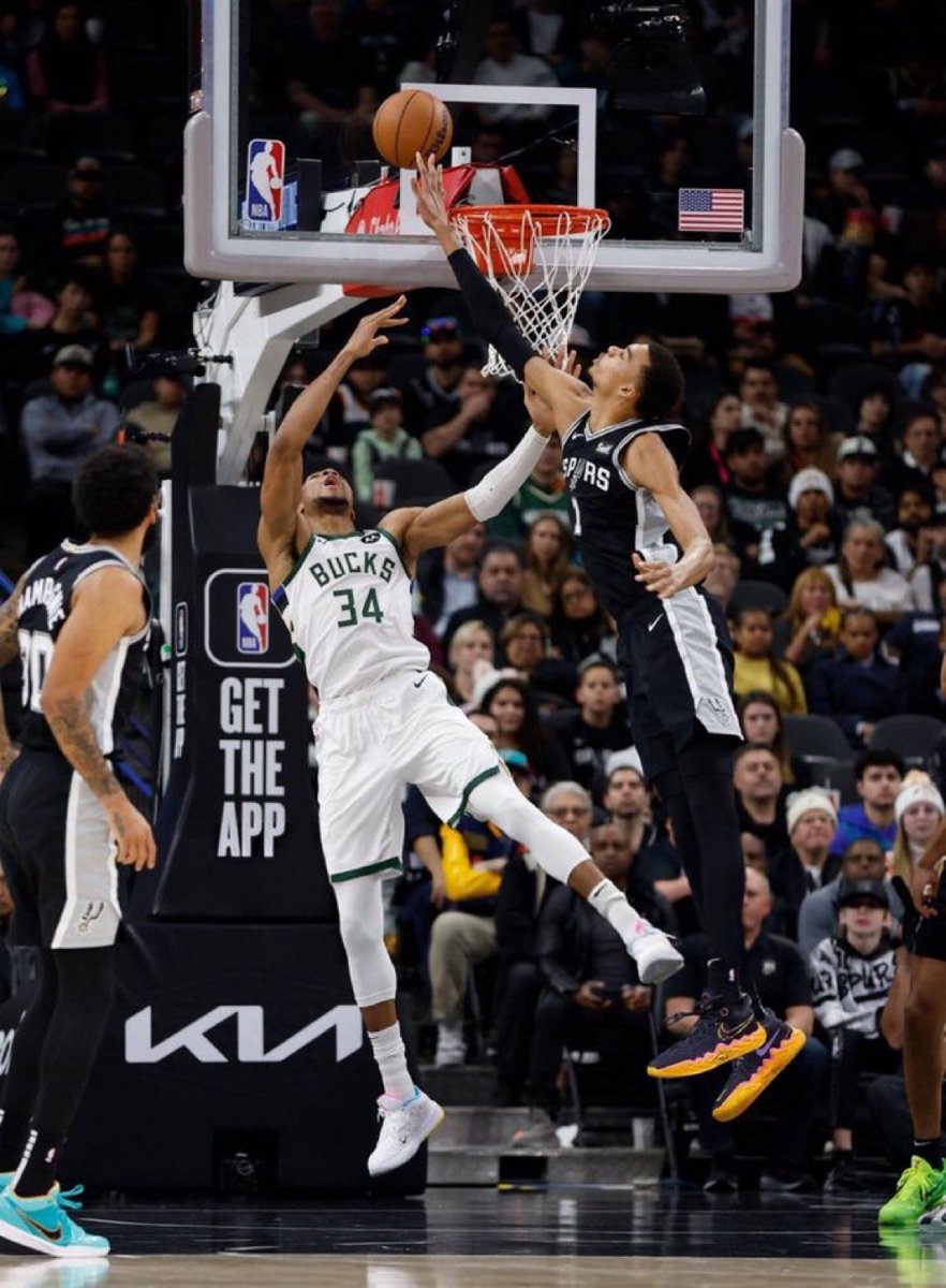 centralwembybr's tweet photo. 95 JOGOS SEGUIDOS COM PELO MENOS UM TOCO! 

WEMBANYAMA SUPERA MARK EATON E ASSUME A 3ª MAIOR SEQUÊNCIA DE TOCOS DA HISTÓRIA DA NBA! https://t.co/mq5CIr3qzh