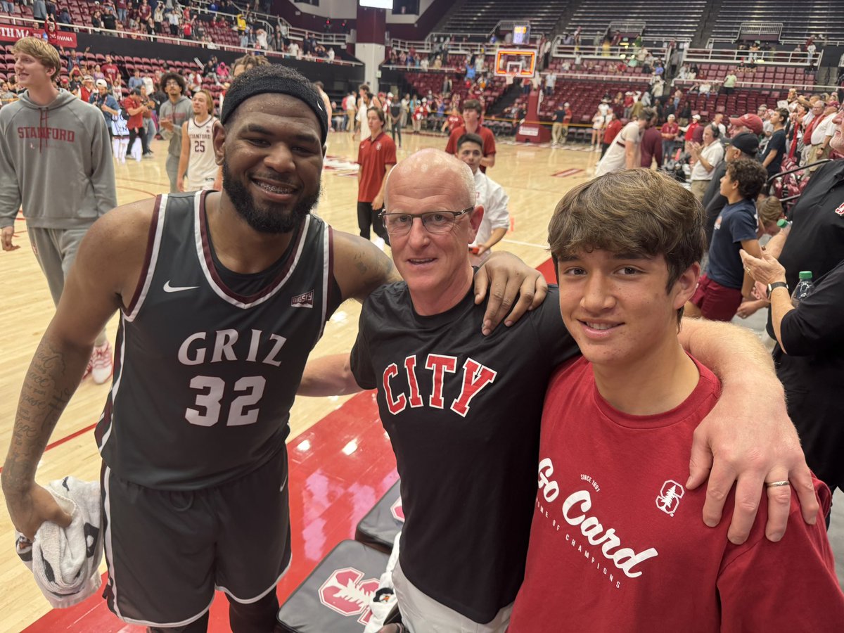 CCSFMBB's tweet photo. Former Ram @tejxn__ and @AD_sfdad catch up after a great game where @tejxn__ contributed with some big time minutes for @MontanaGrizBB finishing with 12 points and 7 rebounds vs Stanford. Wishing you the best of luck for the rest of the season @tejxn__ #OnceARamAlwaysARam https://t.co/vxyU1aLjXd
