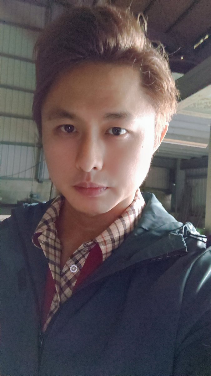 HeBin8854's tweet photo. 早晨六點到公司，氣溫只有22度
我不怕冷，但我喜歡有外套的包覆感

#高雄
#外套控 https://t.co/KQLo1c5Hz4