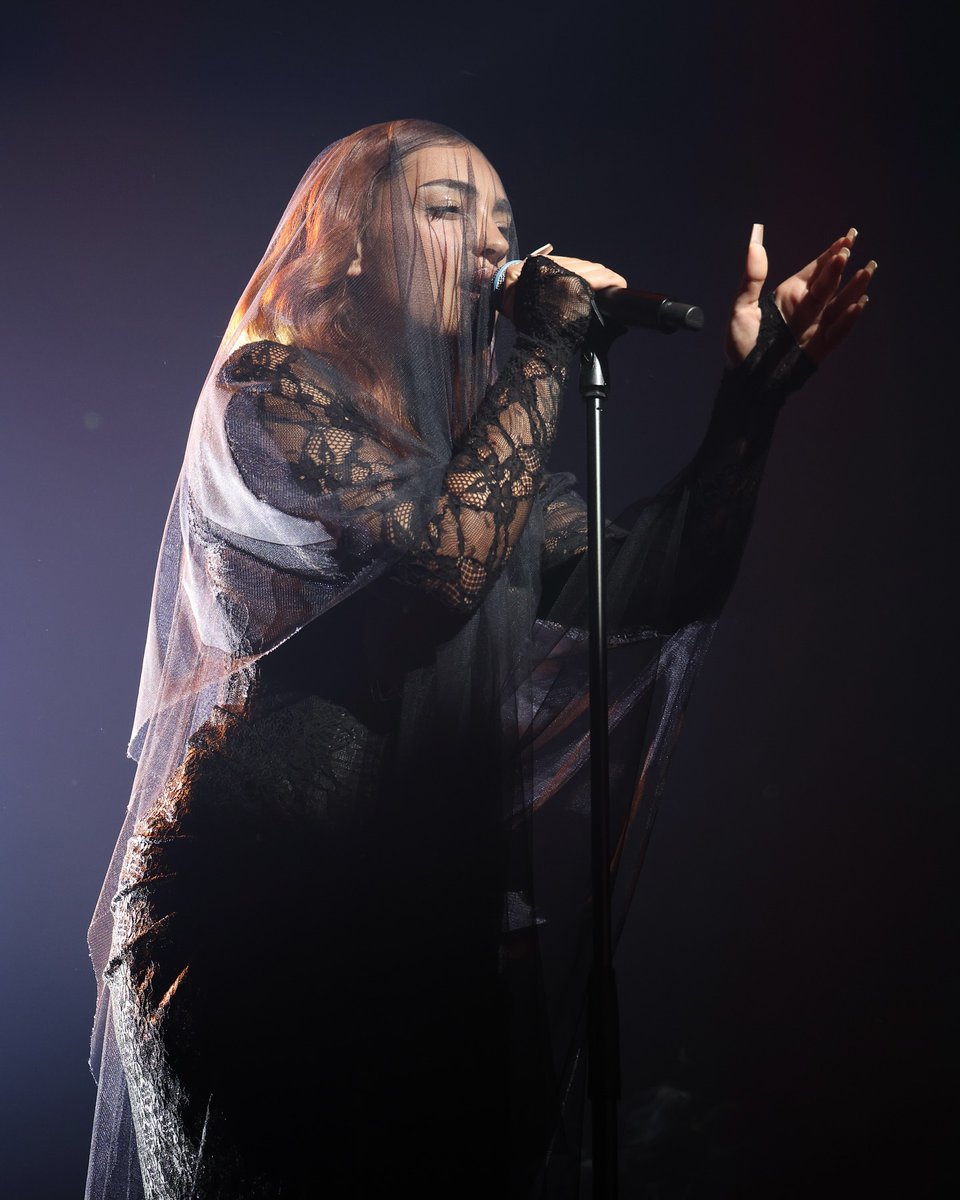 📷 | Operación Triunfo (@/operaciontriunfo) vía Instagram Post.

🔗:instagram.com/p/DQ5K5CVCAo6/

"¡Qué fuerte! ¡Qué FUERTE! @/violetahodar vuelve al plató de #OT2025 ! 😭 Gracias por volver a casa en esta #OTGala8 y regalarnos ese III. cruel final 🌹🖤 ¡TE QUEREMOS!🫰🏻 

Podéis ver la