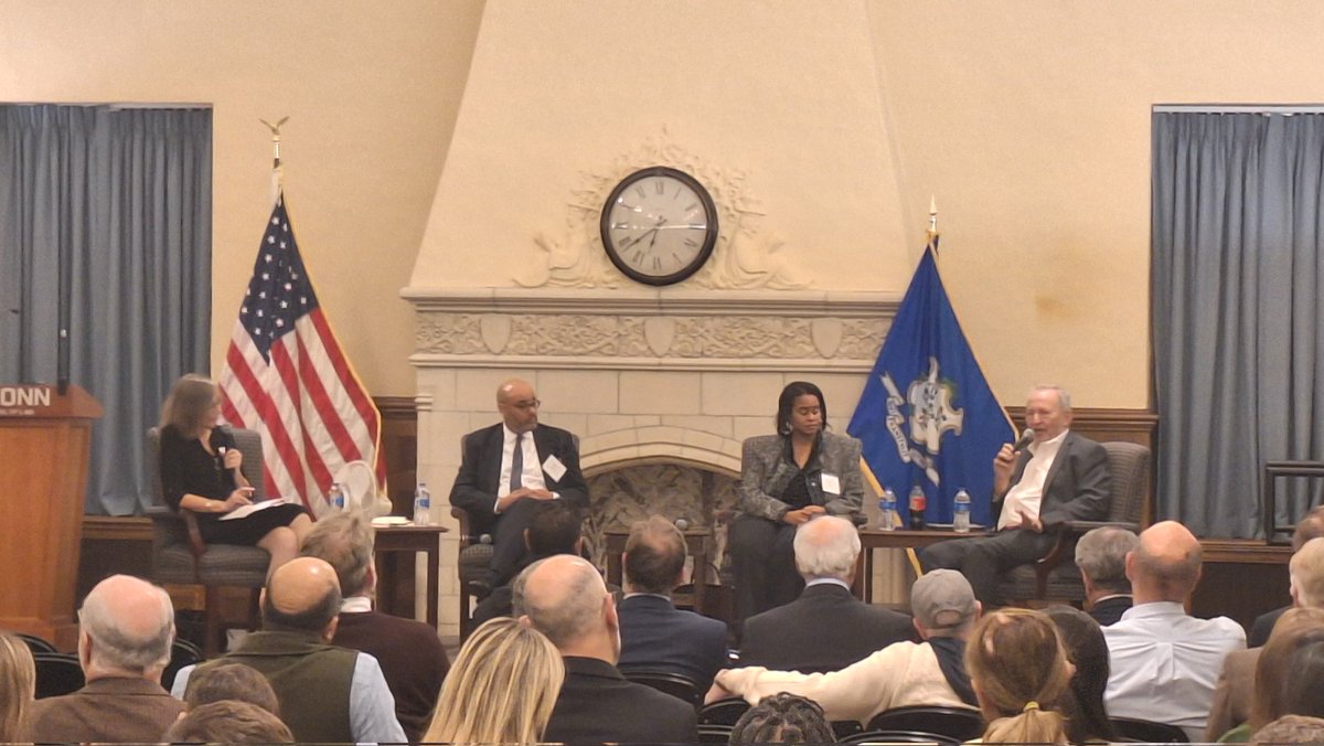 jayoung3292's tweet image. #Roundtable at @UConnLaw ⚖️ on the #ExecutiveBranch&apos;s role on #HigherEducation with former @WhiteHouse advisor to the #SupremeCourt, #JustinDriver and former #USTreasurySecretary @LHSummers. 🙏 #HartfordHasIt ❤️✊️
