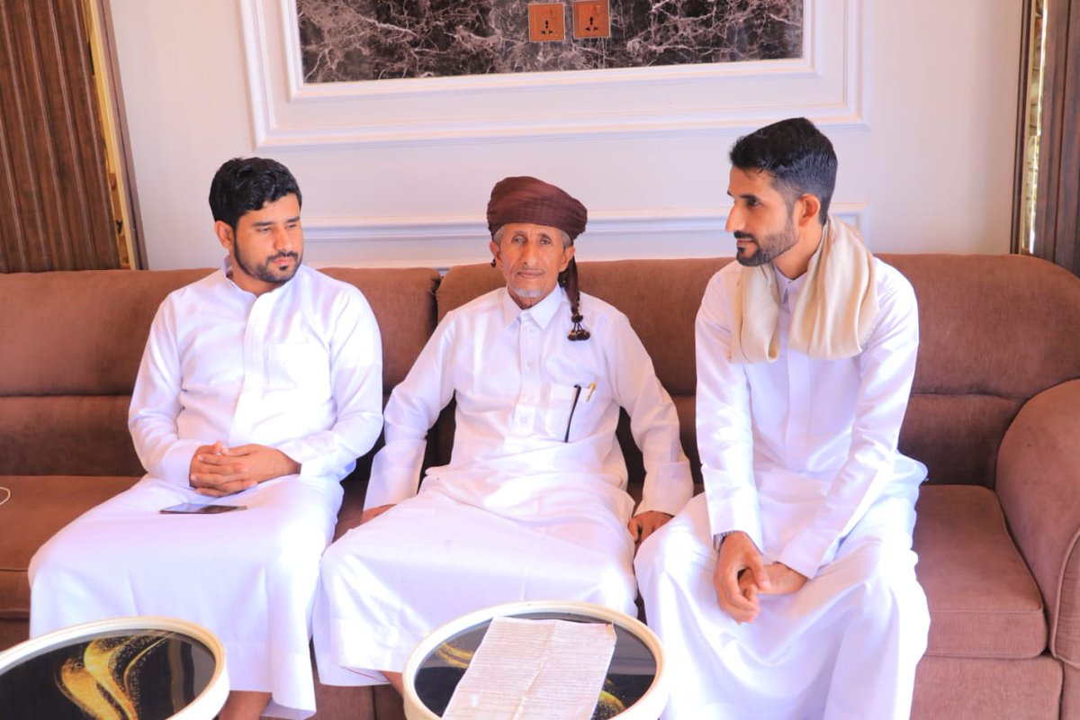 الشيخ حماد بن جرهيم الزويدي يسلم مركز اللغة المهرية وثيقة اتفاق مع حكومة جمهورية اليمن الديمقراطية الشعبية 

المهرة/ إعلام المركز: 
10 نوفمبر 2025م

تسلم فريق مركز اللغة المهرية للدراسات والبحوث بجامعة المهرة، في مديرية سيحوت، اليوم الاثنين، من الشيخ حماد بن جرهيم الزويدي نسخة