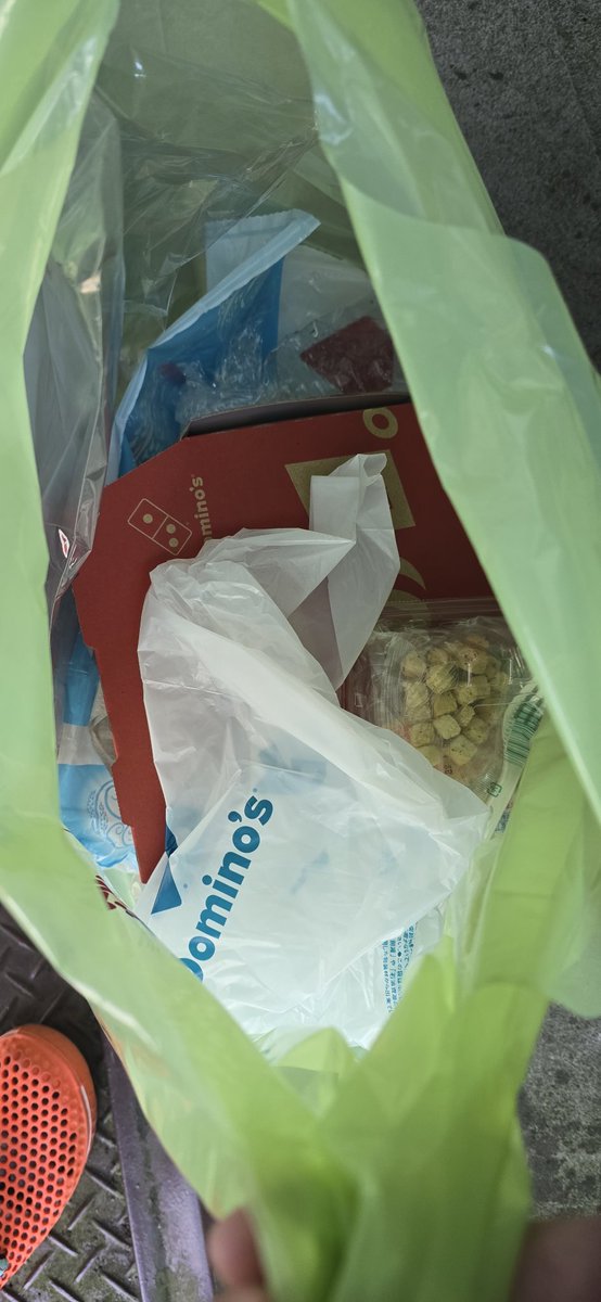近くのドミノピサ。
昨日朝普段の居ない家の前にドミノピザ…
誤配で回収したんだろうが、当アパートにそのまま指定袋にもいれずゴミステーションに置いていきやがった。
カラスが食い荒らすのに。

仕方ないから回収してごみ袋入れたけどごみ袋10円ね？👹

本当にあり得ないわ。