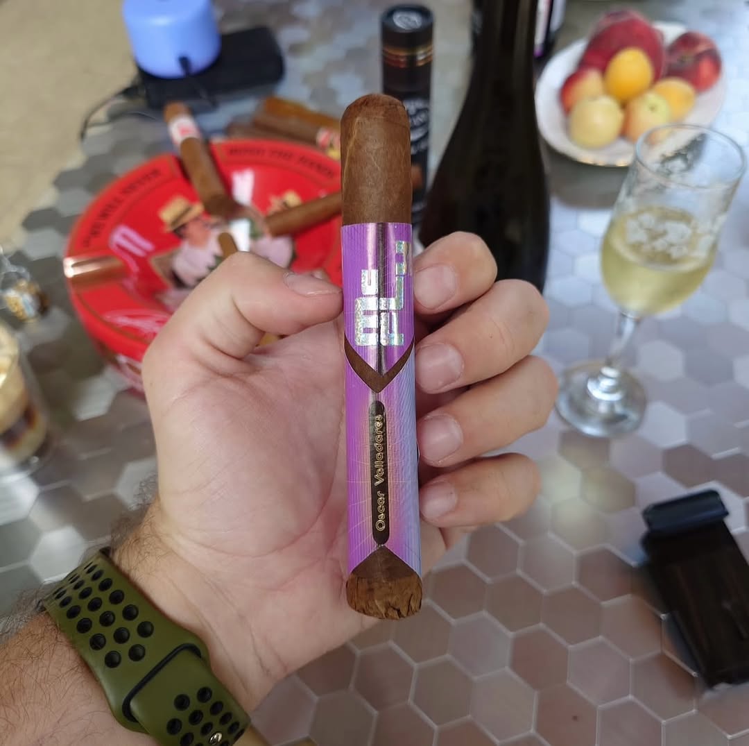 ovcigars's tweet photo. 📸: @ daniilav_cigars
Mondays hit different when there’s a cigar involved🔥💨
McFly By Oscar Valladares
#ovcigars #oscarcigars #cigaraficionado #botl #sotl #cigartime
#cigarlover #cigarjournal #lifestyle #cigarlifestyle
#cigarpassion #cigarsnob #cigars https://t.co/9a1FOPxZzN