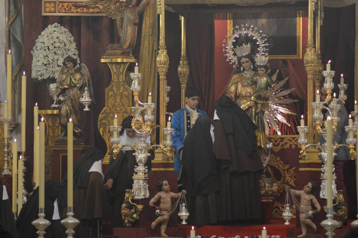 estebaanda's tweet image. “Si Ella te tiene de la mano no te puedes hundir. Bajo su manto nada hay que temer”