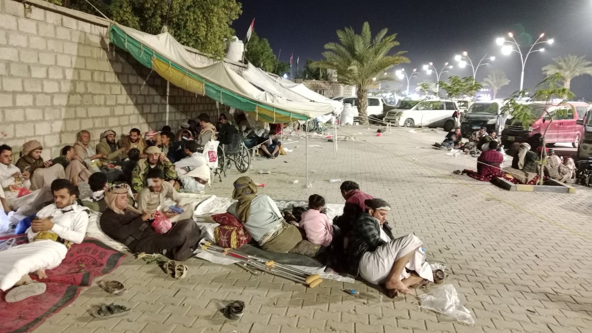 الصورة تكفي لتُظهر حجم المعاناة، وتكشف لنا ماذا نملك من قيادة،
وما هو مستوى من يمسكون بزمام الأمور
الله المستعان على حال لا يسرّ.