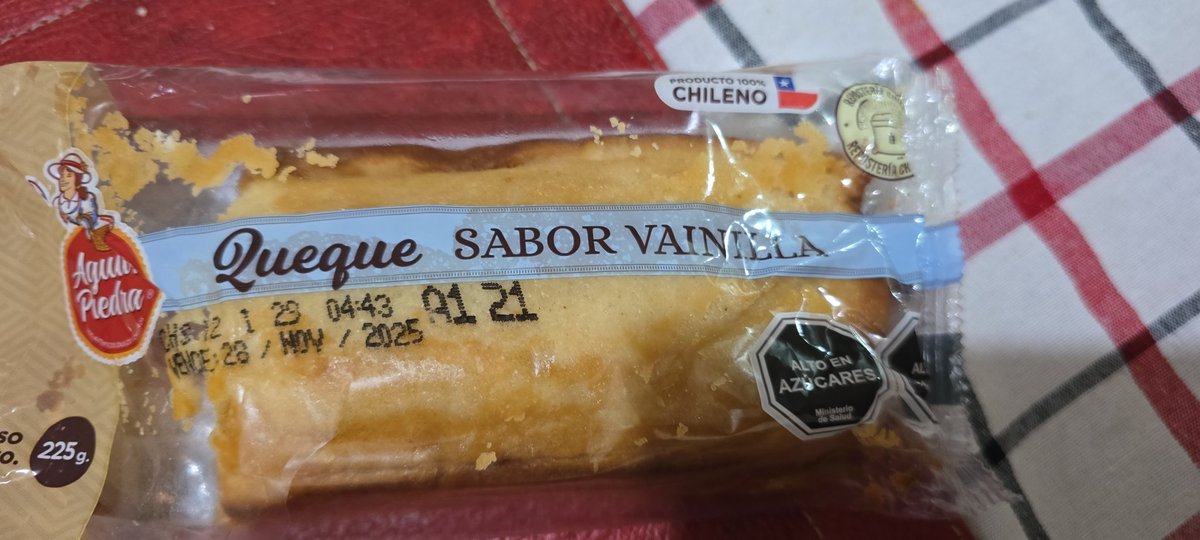Vidax99's tweet photo. Acabo de comprar este queque.. por dios ...que malo... mal olor ..malo todo ....derecho a la basura ...que lata los productos #AguadePiedra eran tan buenos @BimboChile https://t.co/fj5yiPaZvE