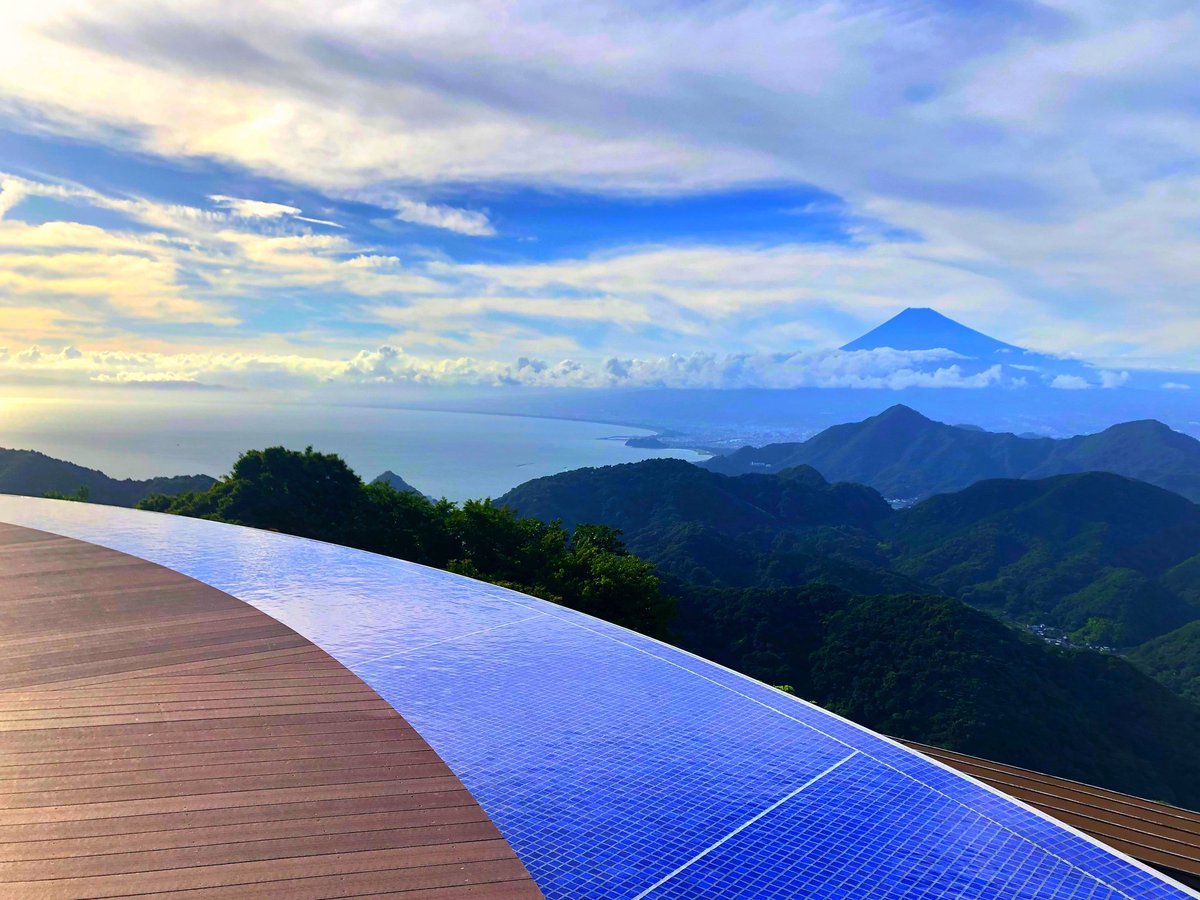 11/11
ロープウェイ山頂『碧テラス』からは駿河湾と街並みの景色がご覧いただけます。
新絶景スポット『アクアリング』がオープンいたしました。標高452ｍの山頂にオーバル型の水盤がデザインされたアクアリングはかつてない浮遊感を体感でき、唯一無二な体験がお楽しみいただけます。