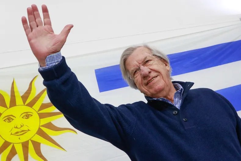 En el día de hoy recordamos los 2 años del fallecimiento del querido compañero y profesor Cr. Danilo Astori. Fue mi profesor y Decano en los primeros años de la década del '70. Solo dejé de verlo durante los primeros años de la Dictadura y nos recontramos cerca del final de ella.