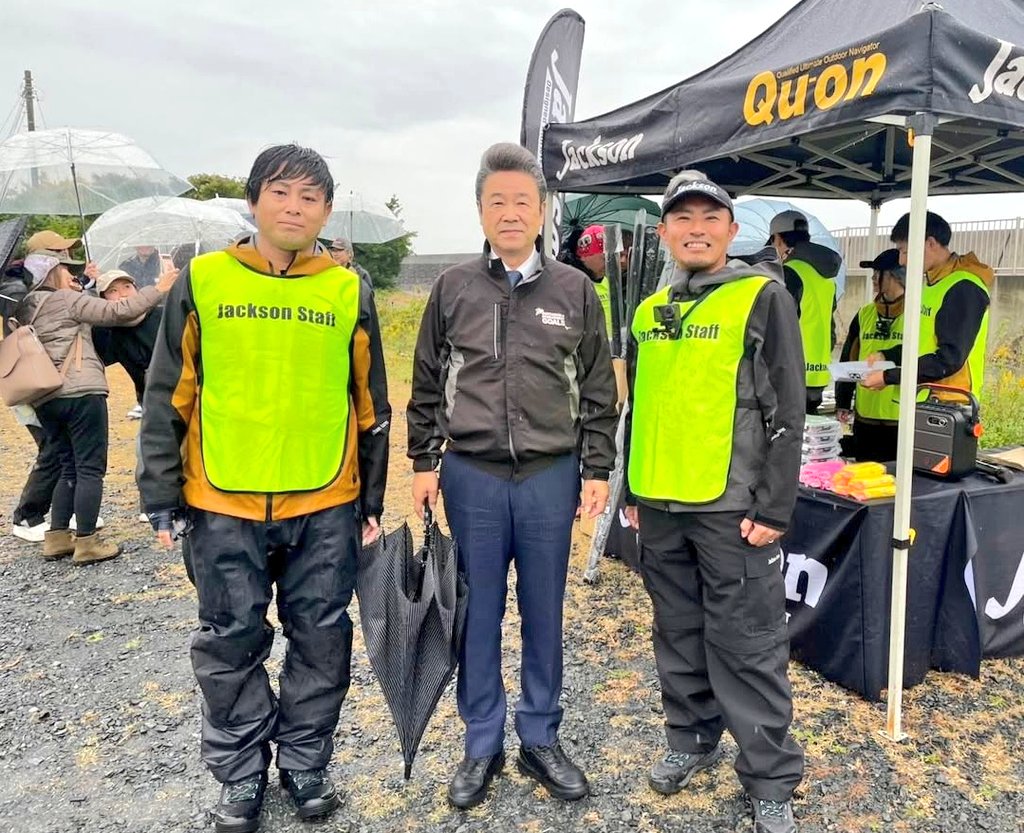 fire_head_surf's tweet photo. 皆さん、おはようございます😊

#ソーシャルグッドCUP 
楽しんでいただけましたでしょうか？

#高萩市 を楽しんでいただけましたでしょうか？

井熊さんが閉会式で『うるっときてる』とおっしゃってましたが、まさにその通り。

いや、それ以上かもしれません🤣

お集まりいただいた皆さん、本当にありがとうございました🙇🏻

最初はナル川島さんと冗談で『地元でイベントやろうよー』くらいから始まったのを覚えてます😁

彼が一生懸命に練って考えてくれてどんどん形になっていき、多忙の中で試行錯誤を繰り返してくれてました😳

そこから #大部市長、#高萩市役所 や #高萩市観光協会
など地元自治体にご協力と応援をいただきまとまって開催となっていきました。

キッチンカーは #ホゲホゲ倶楽部 の神長さんが招集をかけていただき、会場に華を添えてくれました😊

そして #Jackson ですよね😳
ジャクソンの方針
#1パーセントのソーシャルグッド この思いに惹かれて、せっかくフィールドスタッフとして活動させていただいてるのであれば、地元の釣り環境にも根付かせたいと思いました。この素敵な活動を静岡だけに留めておくのはもったいないですからね🤣

自分は #加藤社長 にいつも、大洗水族館のイベントに出る子供達に #ポッシュ を出して欲しい！とか高萩市の幼稚園や図書館に #かっぱのふうちゃん の本を配りたい！などとワガママ言ってきました😳

そして今回は高萩市で開催と…🫣✨

いつもすぐ返答で『OK』をしてくださっていることに感謝いたします🙇🏻

そして、井熊さんをはじめ、いろはさん、あおいさん、川島さん、それ以外の社員さん、テスター、フィールドスタッフ、フィールドモニターの皆さんにも大変お世話になりました😊

文字が溢れるので一人ひとり挙げられませんが、快く手伝ってくれた高萩市仲間たちにも感謝です🙏

さて、このご恩を何で返していくかといいますと…

また皆さんが楽しめるように活動を続けていきます😳

主役はアングラーの皆さん達であって、#Jacksonlures を通して一人でも多くの方に釣りを楽しんでいただくことを目標にさせてください😊

地域の住民の方々や大部市長にも喜んでいただけましたので、またこの地で開催できるように企画していきます🎣

あと…🫣ちゃっかり宣伝になりますが、次は12月6日に同級生の横田さんが主として君臨するキャスティングいわき店さんでイベントをおこないます🎉

そこから横浜と大阪の #釣りフェス へと続いていきます✨

長くなりましたが、本当に皆さんに支えられての自分だと感じております😳

嵐を呼ぶし、笑うの下手だし、寝坊するし、いろいろ忘れるし…

こんな自分ですがこれからもどうぞよろしくお願いいたします🙇🏻

自分は皆さんが大好きです🤣

それではまたご一緒に楽しみましょう！！！

本当にありがとうございましたっ！！！🙇🏻🙇🏻🙇🏻🙇🏻🙇🏻

ジャクソンフィールドスタッフ
　　　　　　　　杉山 貴司

#ソーシャルグッドカップ
#PR