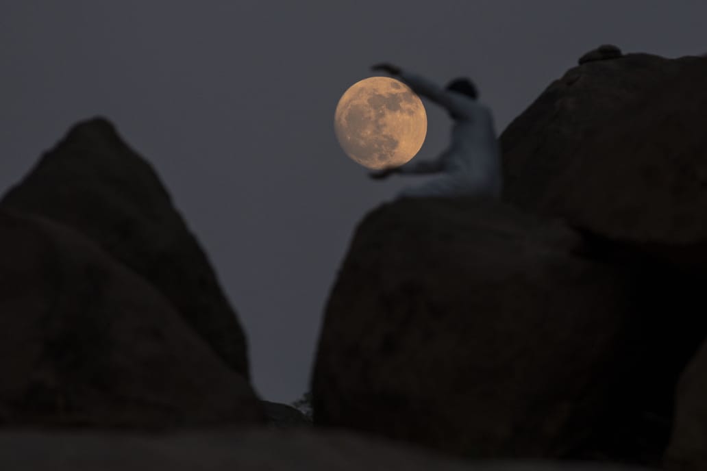 #لقطة 📸
لقد فعلها..!
وأمسك بالقمر!
لا ليفاخر بالضوء
بل ليرى كيف تمتد يدٌ من طين
إلى جوهر المعنى ..
منذ أن تنفس الطين أول ومضة من نور والإنسان يلاحق المستحيل ويكتب بالحلم حواره مع الضوء حيث يغدو الحلم وعدًا يضيء طريق العابرين إلى الأبدية.
الصورة للفوتوغرافي علي الشدوي