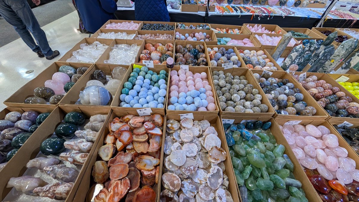 sys3x's tweet image. Забыла запостить немного фоток с jewelry show, которое было в позапрошлые выхи. Я там урвала себе кусок лабрадорита, собираюсь купить другой побольше в следующий раз.
Призываю @dimak_shift