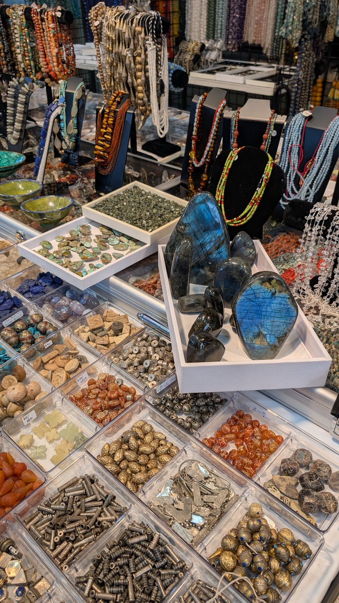 sys3x's tweet image. Забыла запостить немного фоток с jewelry show, которое было в позапрошлые выхи. Я там урвала себе кусок лабрадорита, собираюсь купить другой побольше в следующий раз.
Призываю @dimak_shift