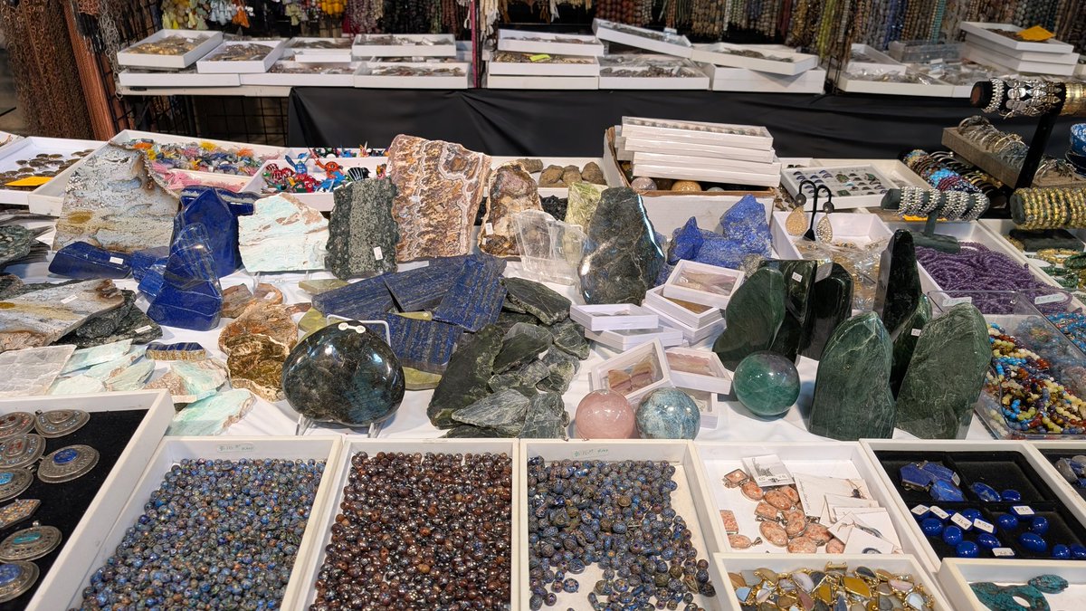 sys3x's tweet image. Забыла запостить немного фоток с jewelry show, которое было в позапрошлые выхи. Я там урвала себе кусок лабрадорита, собираюсь купить другой побольше в следующий раз.
Призываю @dimak_shift
