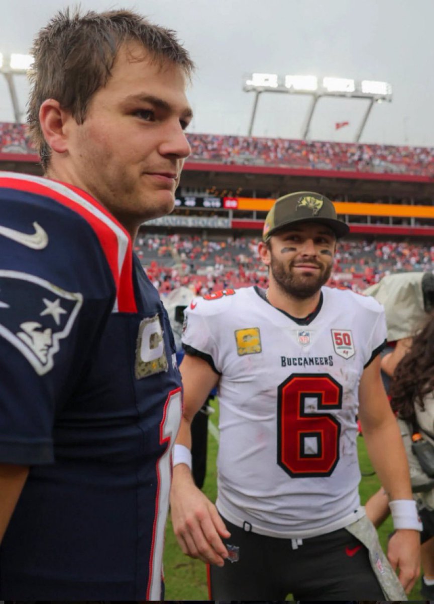 MLFootball's tweet image. AWESOME PHOTO: #Bucs QB Baker Mayfield looked like a proud father looking at #Patriots quarterback Drake Maye after his performance this week.

Maye and Mayfield have become pretty close and spend time this off-season together working out.

Really cool moment for both of them.