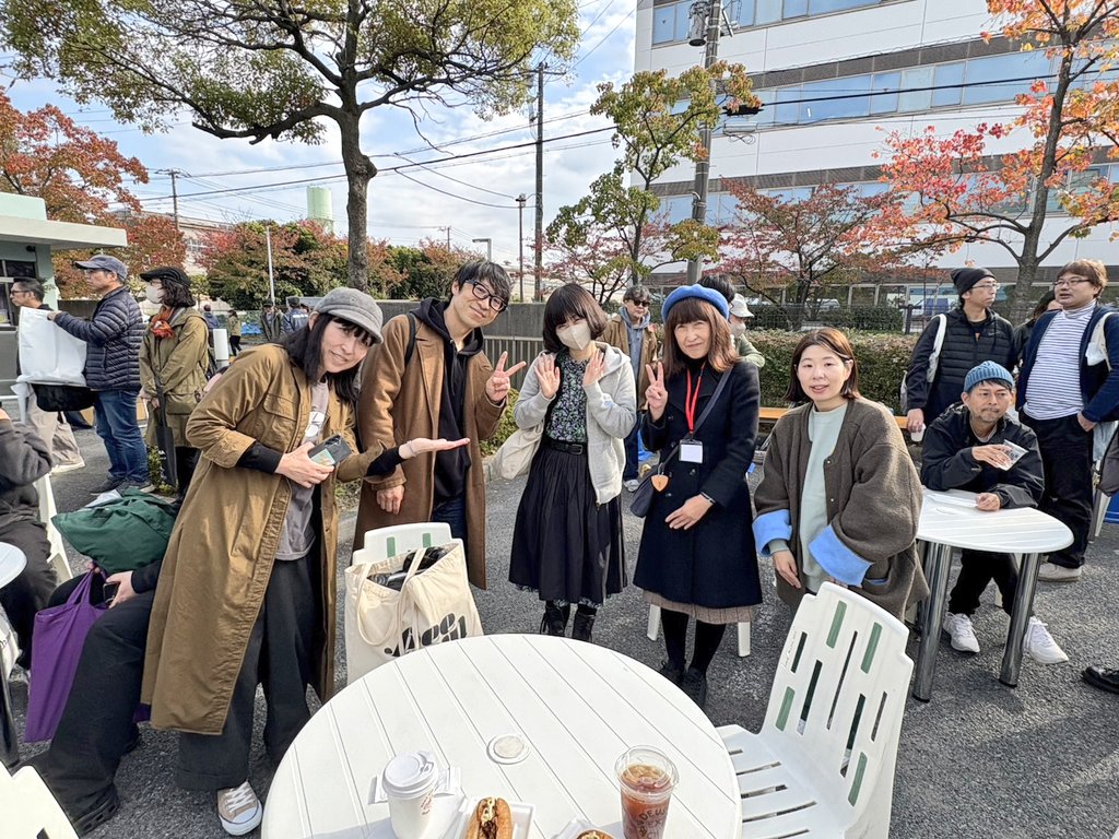 Mayumi3bi's tweet photo. 11/8 diary3 DJタイムも終わり物販の合間に、ホットドッグとプルドポークを2つ買ってHappyever Afterのユミちゃんと半分こしました。橋本徹さん🍺とカフェ・ラテで乾杯✨すごい美味しかった！しまっちやクロトモちゃん、yoko!さんたちとみんなでパチリ📷️　#openfactory https://t.co/2IE8MolCWB