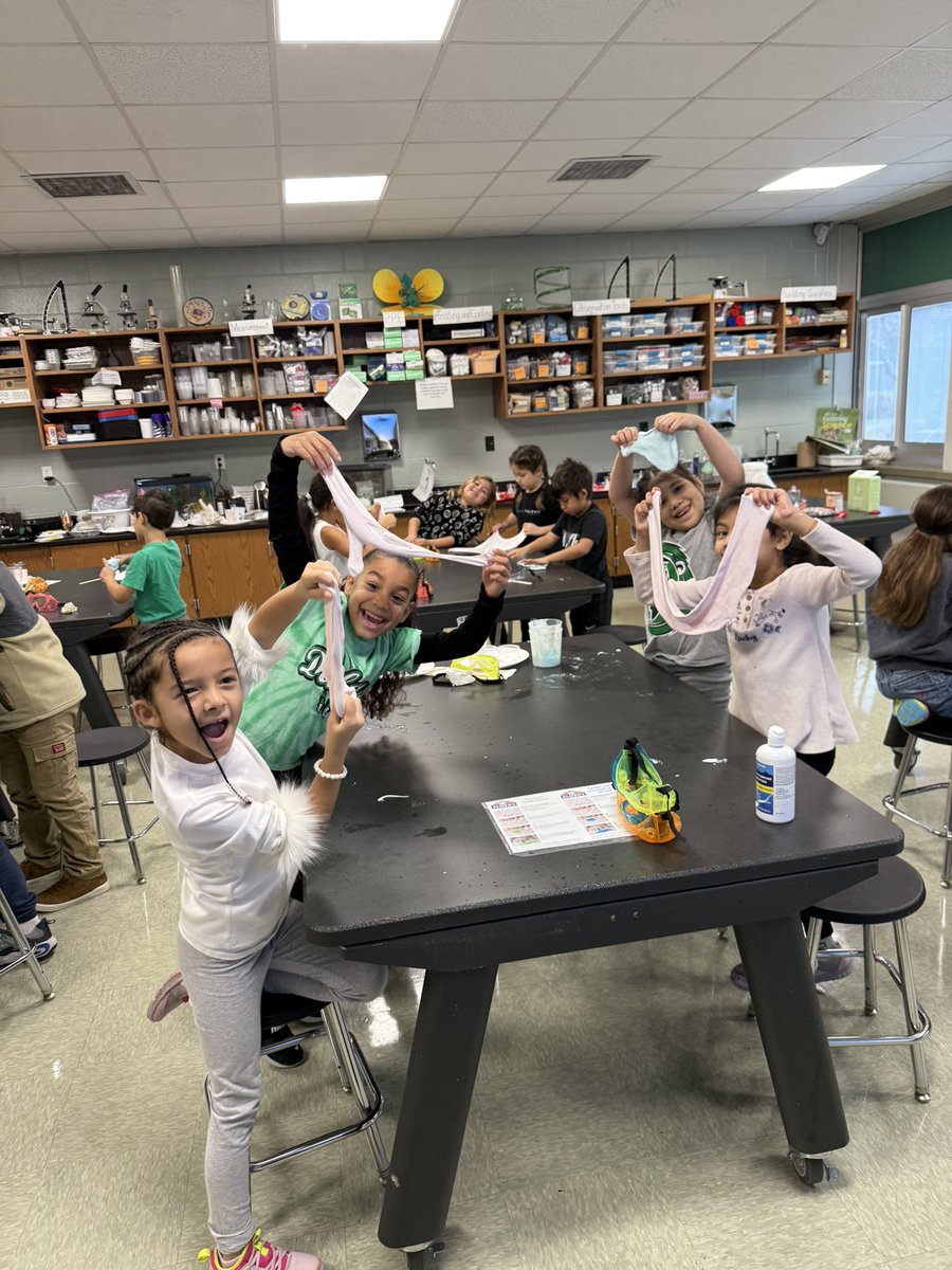 A trip to the science lab to make slime for our Golden Paw trophy win! We had SO much fun and hope to be back soon! <a href="/SEM_Dalers/">SEM Dalers</a>