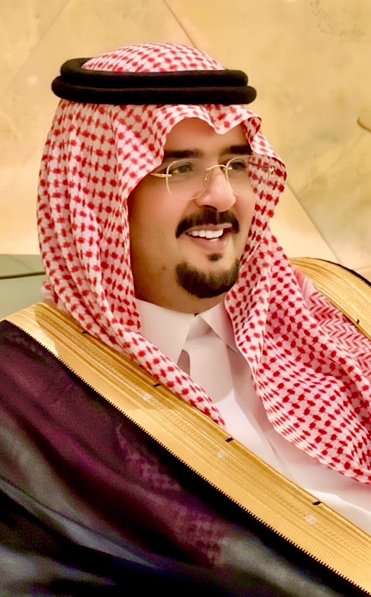 عبدالعزيز بن فهد..❤️
وفيٌّ لأصدقائه والمخلصين له

لا يعرف النسيان..
ولا تغيّر قلبه الأيام والسنين.
من أحبَّه حفظه في غيابه قبل حضوره
ومن خدمه وجد منه عرفانًا لا يزول.

لا يبدّل صداقاته..
ولا يغيّر مواقفه مهما تغيّرت الأحوال.
فالوفاء عنده ليس مجاملة..
بل طبعٌ من معدنٍ أصيل.

يبقى