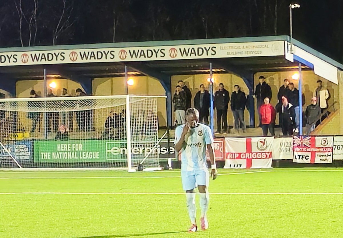 NonLeagueVideo's tweet photo. Fair play to the Leighton Town FC fans tonight 👏
#NonLeague #NonLeagueFootball #GrassrootsFootball #FootballCommunity #NonLeagueGrounds #FootballFamily #LocalFootball #FootballSupporters #FootballLife #NonLeagueDay #Matchday #FootballCulture #NonLeagueUK https://t.co/SLav6rnVum